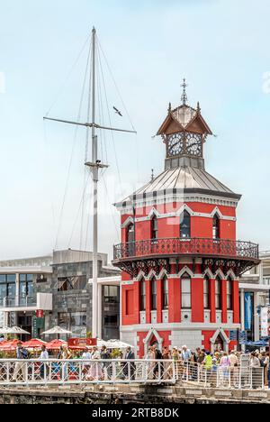 Ponte della Torre dell'Orologio presso il lungomare Victoria & Alfred a città del Capo, in Sudafrica Foto Stock