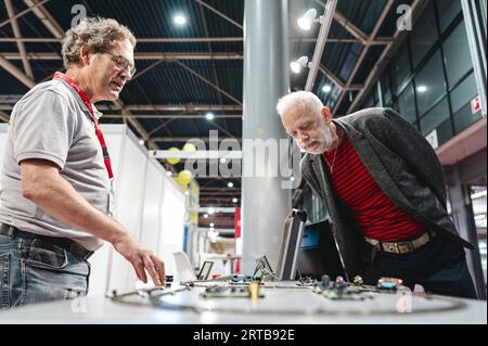 UTRECHT - visitatori durante la 29a edizione dei 50PlusBeurs nel Jaarbeurs di Utrecht. ANP FREEK VAN DEN BERGH paesi bassi fuori - belgio fuori Foto Stock