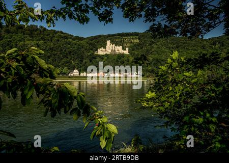 Vista sul Reno fino al distretto di Stolzfels di Coblenza e al castello di Stolzenfels, Coblenza, alta Valle del Medio Reno, Renania-Palatinato, Germania Foto Stock