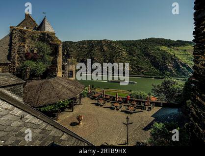 Vista dal cortile interno del Schönburg su una nave d'hotel sul Reno, Oberwesel, alta Valle del Reno medio, Renania-Palatinato, Germania Foto Stock