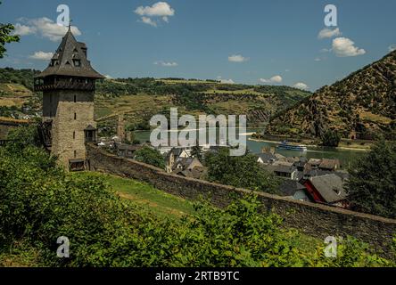 Kuhhirtenturm e le mura della città sul Michelfeld, vista della città vecchia e della valle del Reno, Oberwesel, valle dell'alto medio Reno, Renania-Palatinato, Foto Stock