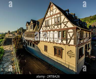 Vista dalle mura della città agli edifici della città vecchia, sullo sfondo il castello di Schönburg, Oberwesel, la valle dell'alto Reno medio, la Renania-Palatina Foto Stock