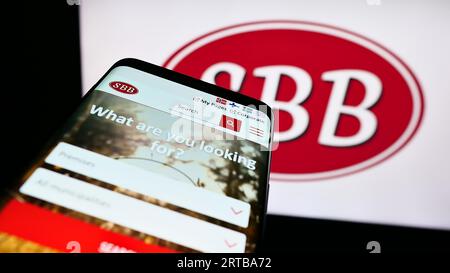 Telefono cellulare con sito web di Samhallsbyggnadsbolaget i Norden AB (FFS) sullo schermo davanti al logo aziendale. Mettere a fuoco in alto a sinistra sul display del telefono. Foto Stock