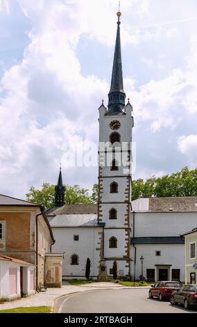 Chiesa di St. SV. Bartoloměje a Frymburk nad Vltavou sulla diga di Lipno nella valle della Moldau nella Repubblica ceca Foto Stock