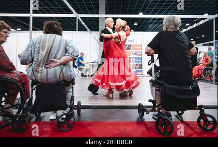 UTRECHT - visitatori durante la 29a edizione dei 50PlusBeurs nel Jaarbeurs di Utrecht. ANP FREEK VAN DEN BERGH paesi bassi fuori - belgio fuori Foto Stock