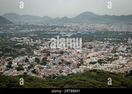 affollate case cittadine con un paesaggio di montagna nebbioso al mattino da un angolo piatto, l'immagine viene scattata ad ajmer rajasthan india Foto Stock