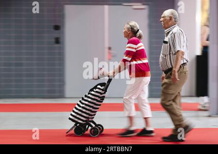 UTRECHT - visitatori durante la 29a edizione dei 50PlusBeurs nel Jaarbeurs di Utrecht. ANP FREEK VAN DEN BERGH paesi bassi fuori - belgio fuori Foto Stock