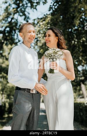 Giovane coppia di nozze al loro matrimonio Foto Stock