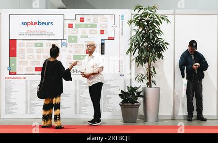 UTRECHT - visitatori durante la 29a edizione dei 50PlusBeurs nel Jaarbeurs di Utrecht. ANP FREEK VAN DEN BERGH paesi bassi fuori - belgio fuori Foto Stock