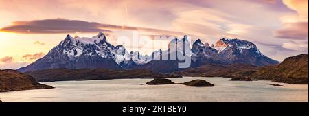 Il massiccio delle Torres del Paine al tramonto e al tramonto presso il lago Pehoe, il parco nazionale di Torres del Paine, Cile, Patagonia, Sud America Foto Stock