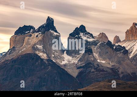 Le ripide scogliere di granito e le vette di Cuernos del Paine nel Parco Nazionale Torres del Paine, Cile, Patagonia, Sud America Foto Stock