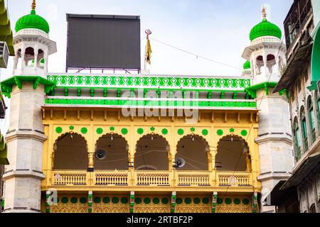 L'antica Tomba Sufi del santo sufi Khawaja Moinuddin Chishti dargah al giorno viene scattata a Khwaja Gharib Nawaz Dargah Sharif ad ajmer rajasthan india o Foto Stock