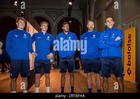 I giocatori e il personale della KAA Gent visitano una mostra fotografica sulla squadra di calcio belga KAA Gent, presso la sede Handelsbeurs di Gent, martedì 12 settembre 2023. BELGA FOTO DAVID PINTENS Foto Stock