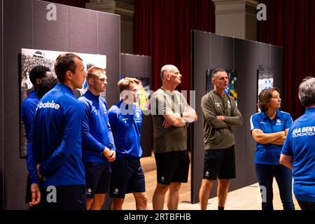 I giocatori e il personale della KAA Gent visitano una mostra fotografica sulla squadra di calcio belga KAA Gent, presso la sede Handelsbeurs di Gent, martedì 12 settembre 2023. BELGA FOTO DAVID PINTENS Foto Stock