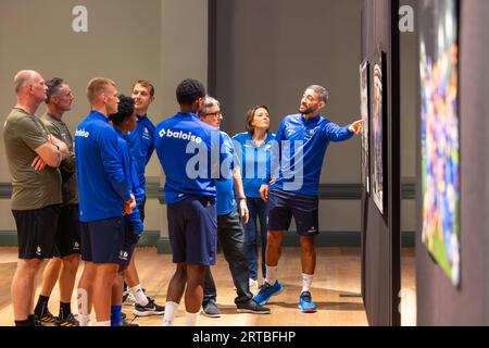 I giocatori e il personale della KAA Gent visitano una mostra fotografica sulla squadra di calcio belga KAA Gent, presso la sede Handelsbeurs di Gent, martedì 12 settembre 2023. BELGA FOTO DAVID PINTENS Foto Stock