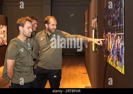 I giocatori e il personale della KAA Gent visitano una mostra fotografica sulla squadra di calcio belga KAA Gent, presso la sede Handelsbeurs di Gent, martedì 12 settembre 2023. BELGA FOTO DAVID PINTENS Foto Stock