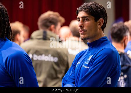 I giocatori e il personale della KAA Gent visitano una mostra fotografica sulla squadra di calcio belga KAA Gent, presso la sede Handelsbeurs di Gent, martedì 12 settembre 2023. BELGA FOTO DAVID PINTENS Foto Stock