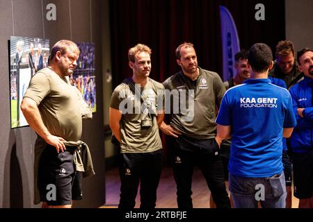 I giocatori e il personale della KAA Gent visitano una mostra fotografica sulla squadra di calcio belga KAA Gent, presso la sede Handelsbeurs di Gent, martedì 12 settembre 2023. BELGA FOTO DAVID PINTENS Foto Stock