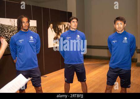 I giocatori e il personale della KAA Gent visitano una mostra fotografica sulla squadra di calcio belga KAA Gent, presso la sede Handelsbeurs di Gent, martedì 12 settembre 2023. BELGA FOTO DAVID PINTENS Foto Stock