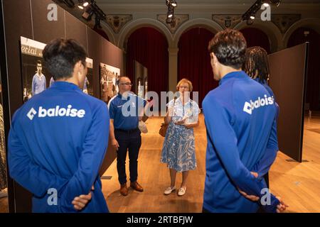 I giocatori e il personale della KAA Gent visitano una mostra fotografica sulla squadra di calcio belga KAA Gent, presso la sede Handelsbeurs di Gent, martedì 12 settembre 2023. BELGA FOTO DAVID PINTENS Foto Stock