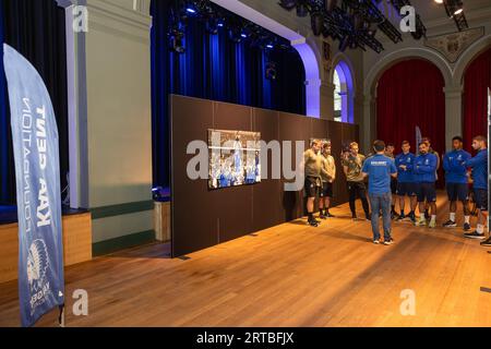 I giocatori e il personale della KAA Gent visitano una mostra fotografica sulla squadra di calcio belga KAA Gent, presso la sede Handelsbeurs di Gent, martedì 12 settembre 2023. BELGA FOTO DAVID PINTENS Foto Stock