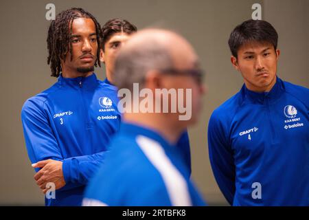 I giocatori e il personale della KAA Gent visitano una mostra fotografica sulla squadra di calcio belga KAA Gent, presso la sede Handelsbeurs di Gent, martedì 12 settembre 2023. BELGA FOTO DAVID PINTENS Foto Stock