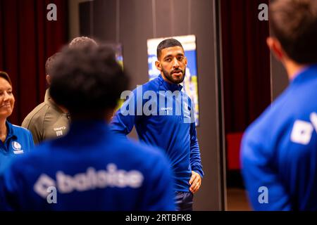 I giocatori e il personale della KAA Gent visitano una mostra fotografica sulla squadra di calcio belga KAA Gent, presso la sede Handelsbeurs di Gent, martedì 12 settembre 2023. BELGA FOTO DAVID PINTENS Foto Stock