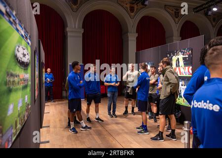 I giocatori e il personale della KAA Gent visitano una mostra fotografica sulla squadra di calcio belga KAA Gent, presso la sede Handelsbeurs di Gent, martedì 12 settembre 2023. BELGA FOTO DAVID PINTENS Foto Stock