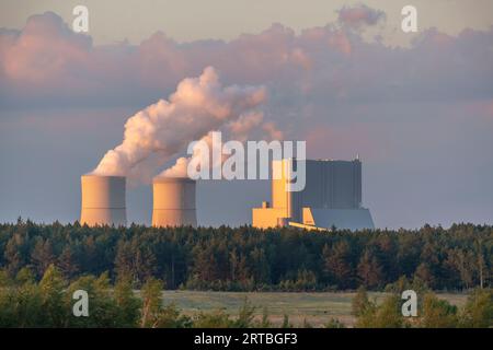 Centrale elettrica alimentata a lignite nel paesaggio post-minerario, Germania, Sassonia, Lusazia Foto Stock