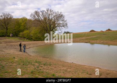 Biotopo per anfibi è stato creato di recente, gli uomini controllano i lavori di costruzione, Germania, Schleswig-Holstein Foto Stock