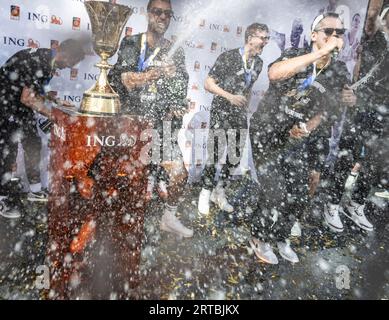 Assia, Francoforte, Germania. 12 settembre 2023, 12 settembre 2023, Assia, Francoforte sul meno: La nazionale di pallacanestro festeggia con una doccia di champagne al ricevimento della squadra a Francoforte. I giocatori di basket tedeschi sono stati accolti con entusiasmo a casa da circa 1000 tifosi dopo la loro sensazionale vittoria in Coppa del mondo. Foto: Boris Roessler/dpa Foto Stock