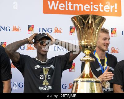 Assia, Francoforte, Germania. 12 settembre 2023, 12 settembre 2023, Assia, Francoforte sul meno: Dennis Schröder, capitano della nazionale di pallacanestro, si trova accanto al trofeo alla reception. I giocatori di basket tedeschi sono stati accolti con entusiasmo da circa 1.000 tifosi in casa dopo la loro sensazionale vittoria in Coppa del mondo. Foto: Boris Roessler/dpa Foto Stock