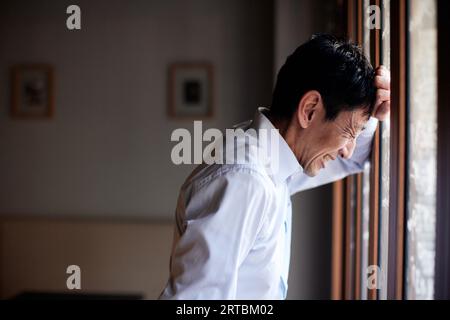 Uomo giapponese stressato Foto Stock