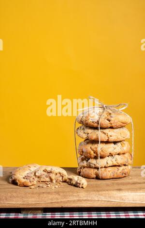 Un lotto di biscotti al cioccolato fatti in casa nello stile newyorkese. Sono biscotti grandi con crosta esterna croccante e centro morbido. i biscotti sono impilati Foto Stock