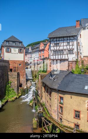 Mulino Hackenberger con cascata Leukbach e Amuseum, Saarburg, Saar, Valle Saar, Parco naturale Saar-Hunsrück, Saargau, Renania-Palatinato, Germania Foto Stock