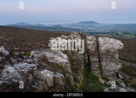 Vista da Stiperstones, una cresta rocciosa di quarzite nel South Shropshire, Inghilterra. Foto Stock