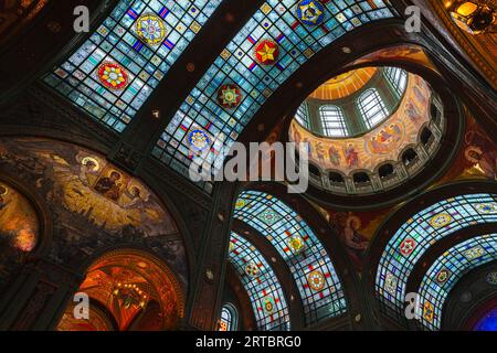 Kubinka, regione di Mosca, Russia - 25 febbraio 2023: Soffitto a vetrate colorate della cattedrale principale delle forze armate russe o della cattedrale del Resurr Foto Stock