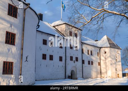 Esterno del castello di Turku in una giornata di sole in inverno. Si tratta di un edificio medievale nella città di Turku in Finlandia. Fu fondata alla fine del XIII secolo e.. Foto Stock