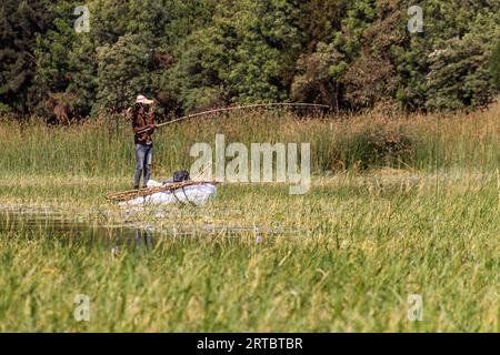 HAWASSA, ETIOPIA - 26 GENNAIO 2020: Pescatore al lago Awassa, Etiopia Foto Stock