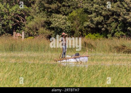 HAWASSA, ETIOPIA - 26 GENNAIO 2020: Pescatore al lago Awassa, Etiopia Foto Stock