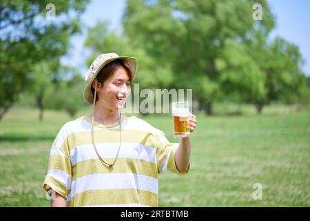 Un giapponese che beve birra Foto Stock