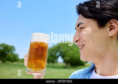 Un giapponese che beve birra Foto Stock