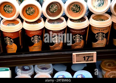 Copenhagen/Danimarca/12 settembre 2023/.i prodotti starbucks della catena di Seattle vendono nel negozio di alimentari danese .(Photo.Francis Joseph Dean/Dean Pictures) Foto Stock