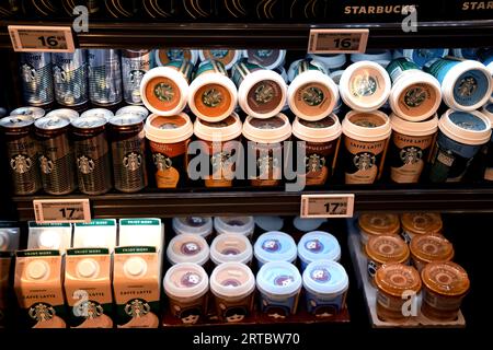 Copenhagen/Danimarca/12 settembre 2023/.i prodotti starbucks della catena di Seattle vendono nel negozio di alimentari danese .(Photo.Francis Joseph Dean/Dean Pictures) Foto Stock