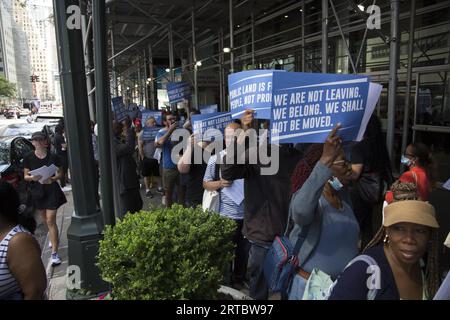 I newyorkesi manifestano di fronte all'ufficio del governatore Kathy Hochul di Manhattan per fare qualcosa per la crisi abitativa di New York City che colpisce gli anziani e le persone della classe operaia. Foto Stock