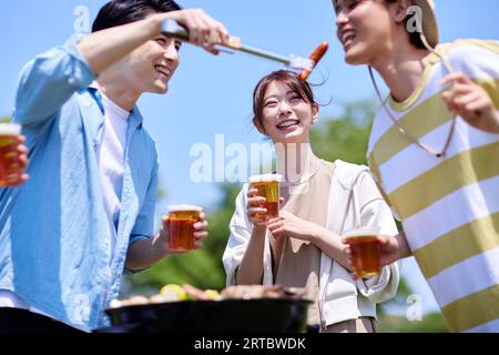 I giapponesi fanno barbecue al parco cittadino Foto Stock