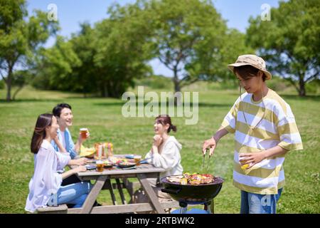 I giapponesi fanno barbecue al parco cittadino Foto Stock