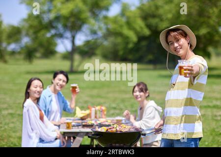 I giapponesi fanno barbecue al parco cittadino Foto Stock