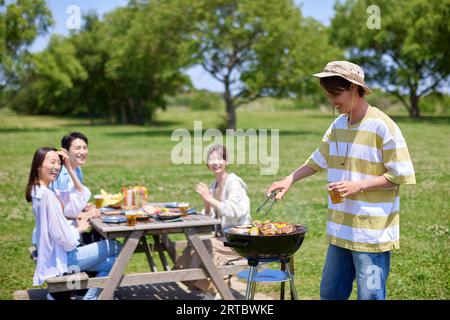 I giapponesi fanno barbecue al parco cittadino Foto Stock