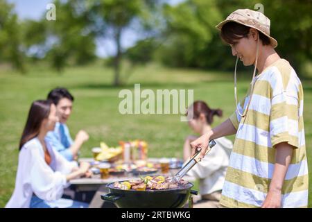 I giapponesi fanno barbecue al parco cittadino Foto Stock